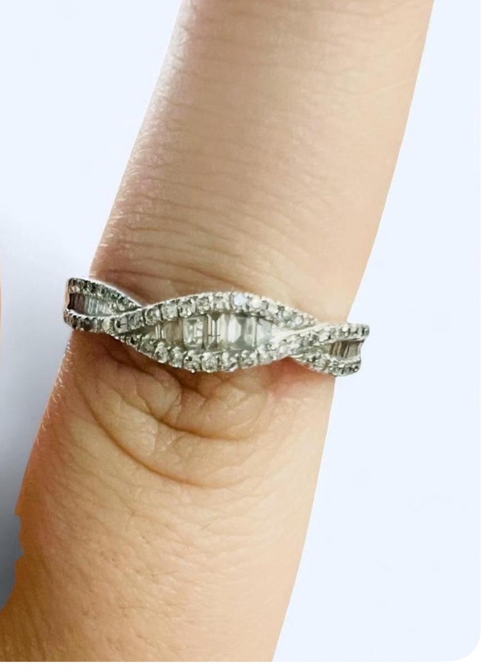 Kay Jewelers 10k White Gold Infinity/Twist Baguette & Round Diamond Ring